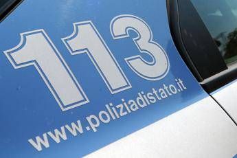 Perde a carte, prende a pugni e minaccia con pistola l'avversario Perde a carte, prende a pugni e minaccia con pistola l'avversario