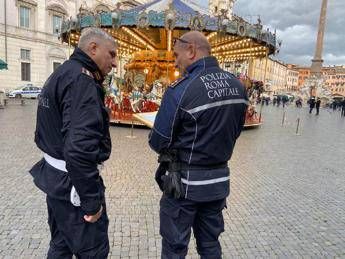 Roma, riapre la festa a piazza Navona: Verifiche ok Roma, riapre la festa a piazza Navona: Verifiche ok