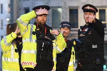 Attacco con coltello a Londra, polizia uccide un uomo Attacco con coltello a Londra, polizia uccide un uomo