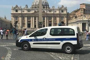 Squilibrato urla 'Allah Akbar' e minaccia di darsi fuoco in Piazza San Pietro Squilibrato urla 'Allah Akbar' e minaccia di darsi fuoco in Piazza San Pietro
