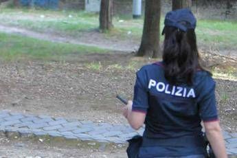 Palpa il seno a poliziotta e si masturba Palpa il seno a poliziotta e si masturba