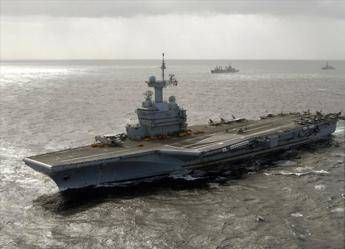 Portaerei francese 'Charles de Gaulle' in Iraq, al via le operazioni contro l'Is Portaerei francese 'Charles de Gaulle' in Iraq, al via le operazioni contro l'Is