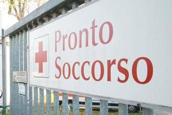 Crotone, dottoressa aggredita a colpi di cacciavite Salvata da migrante Crotone, dottoressa aggredita a colpi di cacciavite Salvata da migrante