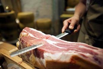 Tra carne annacquata e aromi chimici, arriva il prosciutto senza maiale Tra carne annacquata e aromi chimici, arriva il prosciutto senza maiale