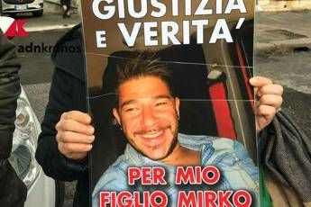 'Giustizia per Mirko Blasi', la protesta della mamma 'Giustizia per Mirko Blasi', la protesta della mamma