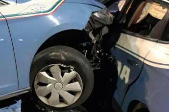 Roma, fuga finisce in scontro tra volanti e scooter Roma, fuga finisce in scontro tra volanti e scooter