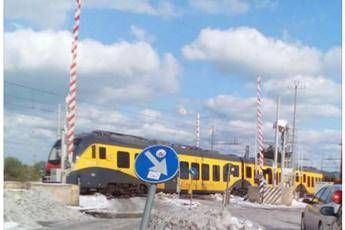 Puglia, treno passa a sbarre alzate sulla linea della strage di luglio /Foto Puglia, treno passa a sbarre alzate sulla linea della strage di luglio /Foto