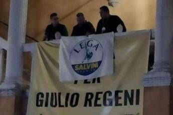Bandiera Lega copre poster Regeni, è bufera Bandiera Lega copre poster Regeni, è bufera