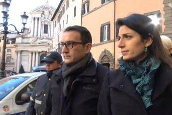 Raggi a Fontana di Trevi: Via bancarelle dai monumenti Raggi a Fontana di Trevi: Via bancarelle dai monumenti