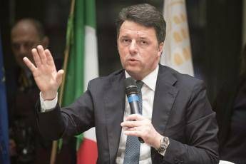 Renzi: Salvini si dimetta e torni ai suoi mojito Renzi: Salvini si dimetta e torni ai suoi mojito