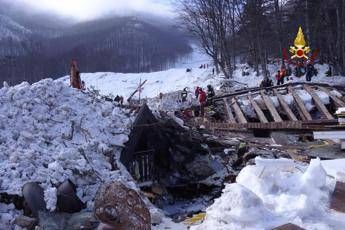 Due mesi fa la tragedia di Rigopiano, fiaccolata con i familiari delle vittime Due mesi fa la tragedia di Rigopiano, fiaccolata con i familiari delle vittime
