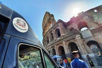 Incide iniziali su pilastro Colosseo, denunciato turista irlandese Incide iniziali su pilastro Colosseo, denunciato turista irlandese