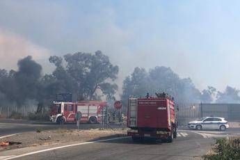 Roma, grosso incendio sulla via Aurelia Roma, grosso incendio sulla via Aurelia