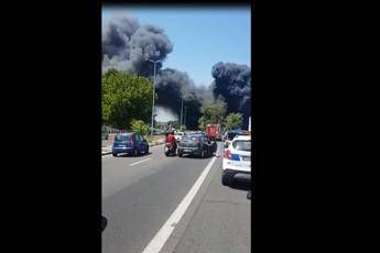 Roma, incendio in autodemolitore: nube nera invade la tangenziale Roma, incendio in autodemolitore: nube nera invade la tangenziale
