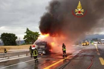 Tir in fiamme a barriera Roma Est, autista in salvo Tir in fiamme a barriera Roma Est, autista in salvo
