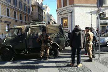 Roma, lancia benzina su mezzo esercito: bloccato