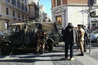 Roma, lancia benzina su mezzo esercito: bloccato Roma, lancia benzina su mezzo esercito: bloccato