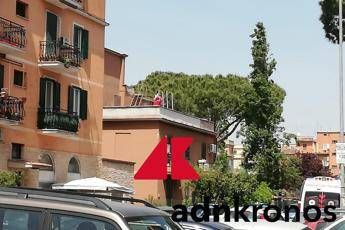 Vi avveleno tutti e dal tetto lancia oggetti contro banca Vi avveleno tutti e dal tetto lancia oggetti contro banca
