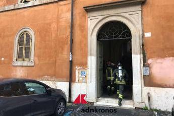 Incendio a Trastevere, salvata coppia Incendio a Trastevere, salvata coppia
