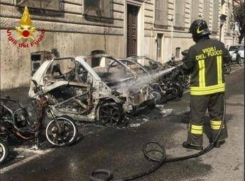 Roma, in fiamme 8 scooter e 2 auto Roma, in fiamme 8 scooter e 2 auto