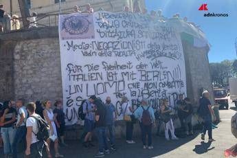 Negazionisti imbecilli rinuncino a cure pubbliche, il tweet dell'eurodeputato M5S Negazionisti imbecilli rinuncino a cure pubbliche, il tweet dell'eurodeputato M5S