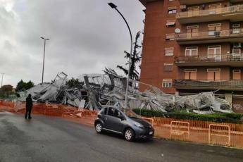 Roma, crolla ponteggio di 8 piani: nessun ferito Roma, crolla ponteggio di 8 piani: nessun ferito