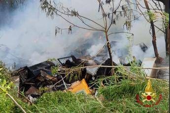 In fiamme discarica abusiva, paura a Roma In fiamme discarica abusiva, paura a Roma
