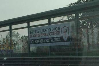 Noi non abbiamo tradito, striscione choc a Roma Noi non abbiamo tradito, striscione choc a Roma