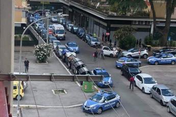 Roma, tenta suicidio e aggredisce poliziotti intervenuti: denunciato 21enne