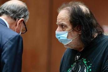 Pornodivo Ron Jeremy accusato di stupro, rischia fino a 90 anni Pornodivo Ron Jeremy accusato di stupro, rischia fino a 90 anni