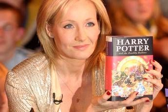 Coronavirus, JK Rowling: Ho avuto i sintomi, sto meglio