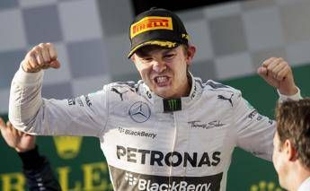 Rosberg trionfa ad Abu Dhabi, doppietta Mercedes e Raikkonen terzo Rosberg trionfa ad Abu Dhabi, doppietta Mercedes e Raikkonen terzo