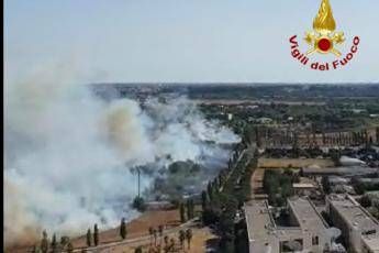 Roma, vasto rogo in zona Nord: chiuso tratto Gra /Video