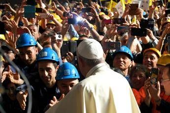 Genova, il Papa fra gli operai dell'Ilva: Lavoro priorità umana Genova, il Papa fra gli operai dell'Ilva: Lavoro priorità umana