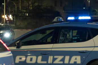 Reggio Emilia, uccide barista a coltellate: caccia all'uomo