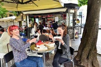 Codacons a Regioni e Comuni: vietare aperitivi all'aperto o rischio ricaduta Codacons a Regioni e Comuni: vietare aperitivi all'aperto o rischio ricaduta