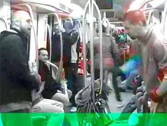 Rap sulla metro a Roma, il tema lo scelgono i viaggiatori /VIDEO Rap sulla metro a Roma, il tema lo scelgono i viaggiatori /VIDEO