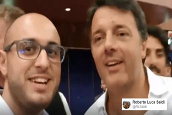 Fa un selfie con Renzi, ma scherza sull'altro Matteo: E i 49 milioni?