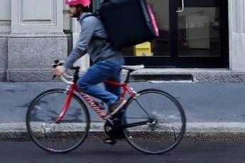 Milano, spedisce droga tramite delivery ma rider lo fa arrestare Milano, spedisce droga tramite delivery ma rider lo fa arrestare
