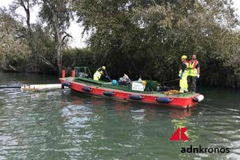 Raccolta rifiuti galleggianti sul Tevere, 4 metri cubi in una settimana Raccolta rifiuti galleggianti sul Tevere, 4 metri cubi in una settimana