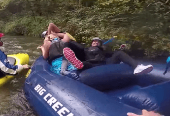 Volano sberle! Due sorelle litigano mentre fanno rafting /Video Volano sberle! Due sorelle litigano mentre fanno rafting /Video