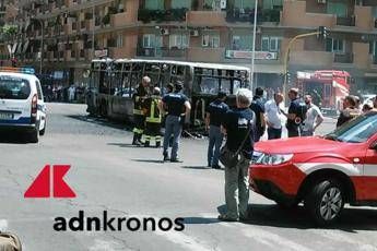Roma, ancora un bus in fiamme Roma, ancora un bus in fiamme