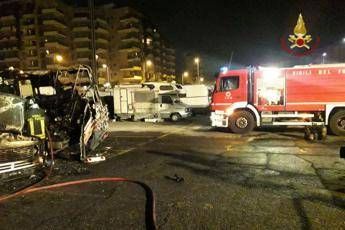 Roma, camper a fuoco: trovato corpo carbonizzato Roma, camper a fuoco: trovato corpo carbonizzato