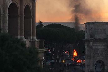Bus turistico in fiamme vicino al Colosseo