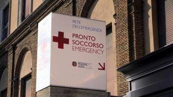 Roma, ramo si spezza e cade in strada: ferita una donna Roma, ramo si spezza e cade in strada: ferita una donna