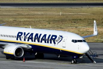 Catania, hostess con febbre su volo Ryanair