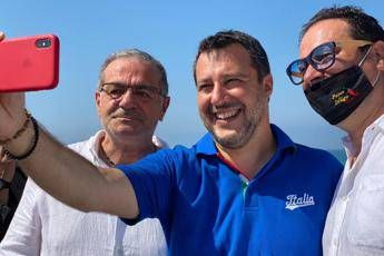 Salvini in Senato rifiuta mascherina, da giorni senza anche in piazza Salvini in Senato rifiuta mascherina, da giorni senza anche in piazza