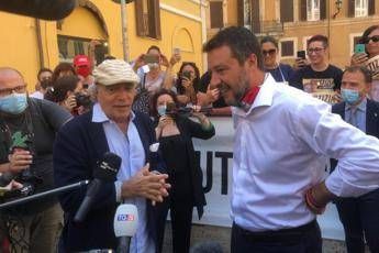 Chico Forti, Salvini al sit-in di Enrico Montesano Chico Forti, Salvini al sit-in di Enrico Montesano