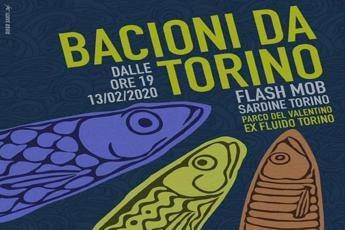Sardine, flash mob al Valentino: Bacioni da Torino Sardine, flash mob al Valentino: Bacioni da Torino
