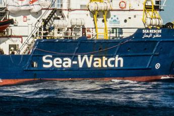 Sea Watch: Bloccati da 142 giorni, governo osserva morti dall'alto